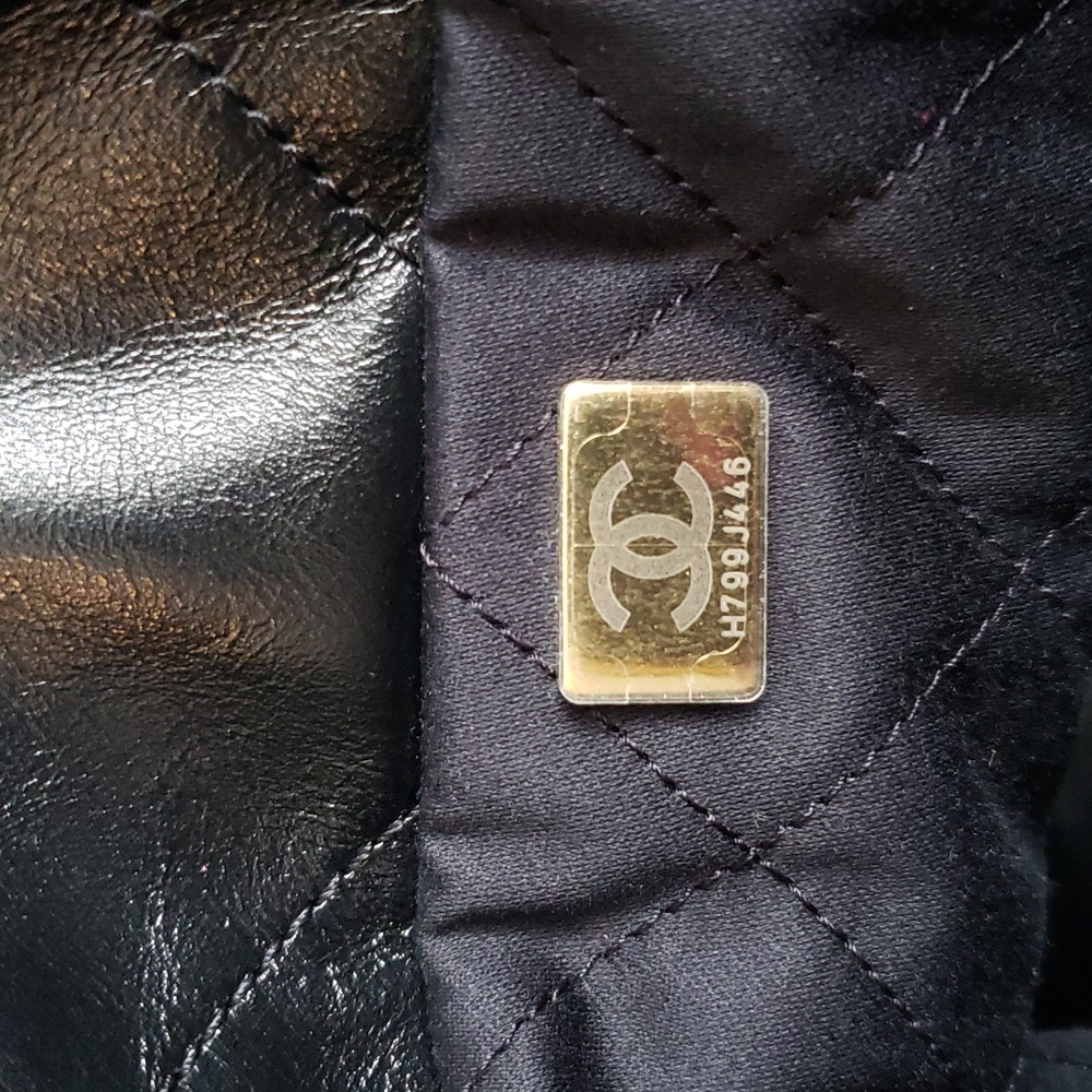The Chanel 22 small handbag - Picture 4 of 12